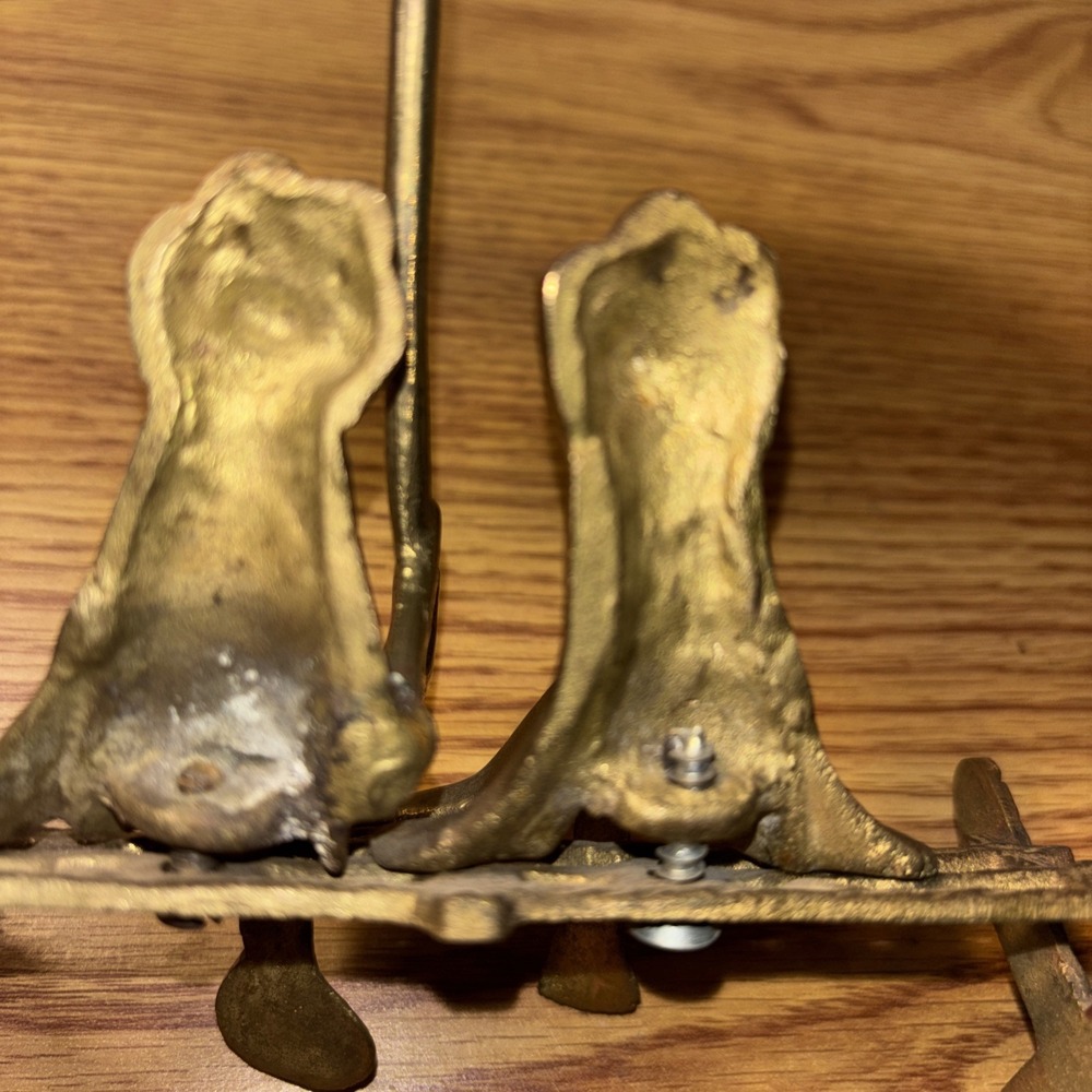 Vintage Brass Frogs on Bench with Umbrella Figurine Mid Century Decor Statuette - Picture 8 of 10